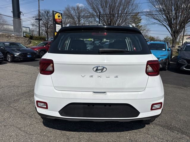 Used 2023 Hyundai Venue Limited image 17