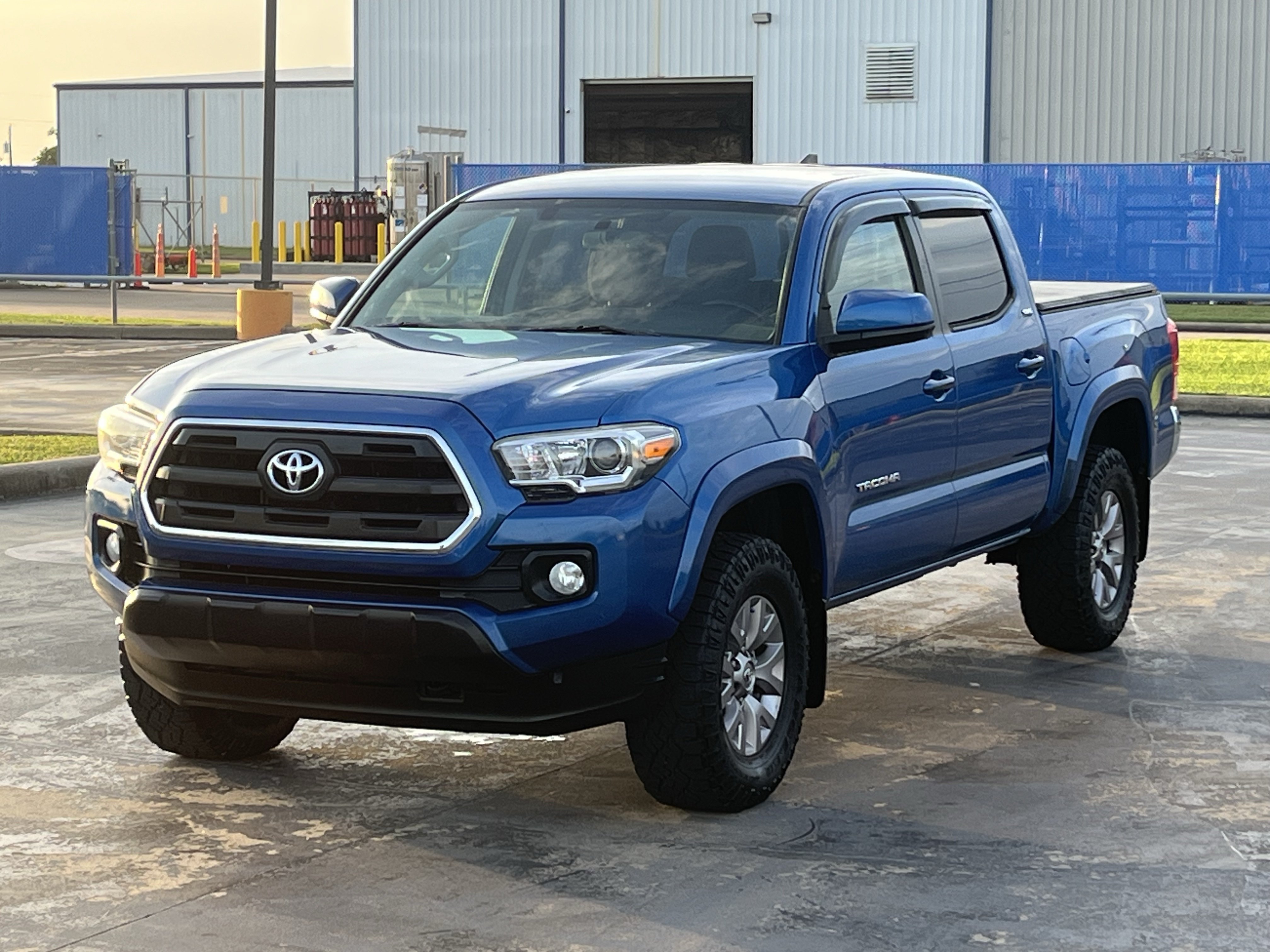 Used 2017 Toyota Tacoma SR5 w/ Tow Package RWD image 5