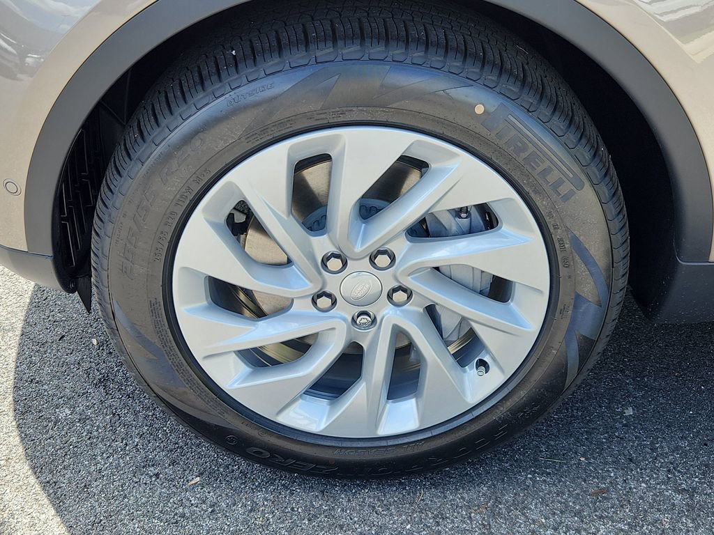 Certified 2025 Land Rover Discovery S image 9