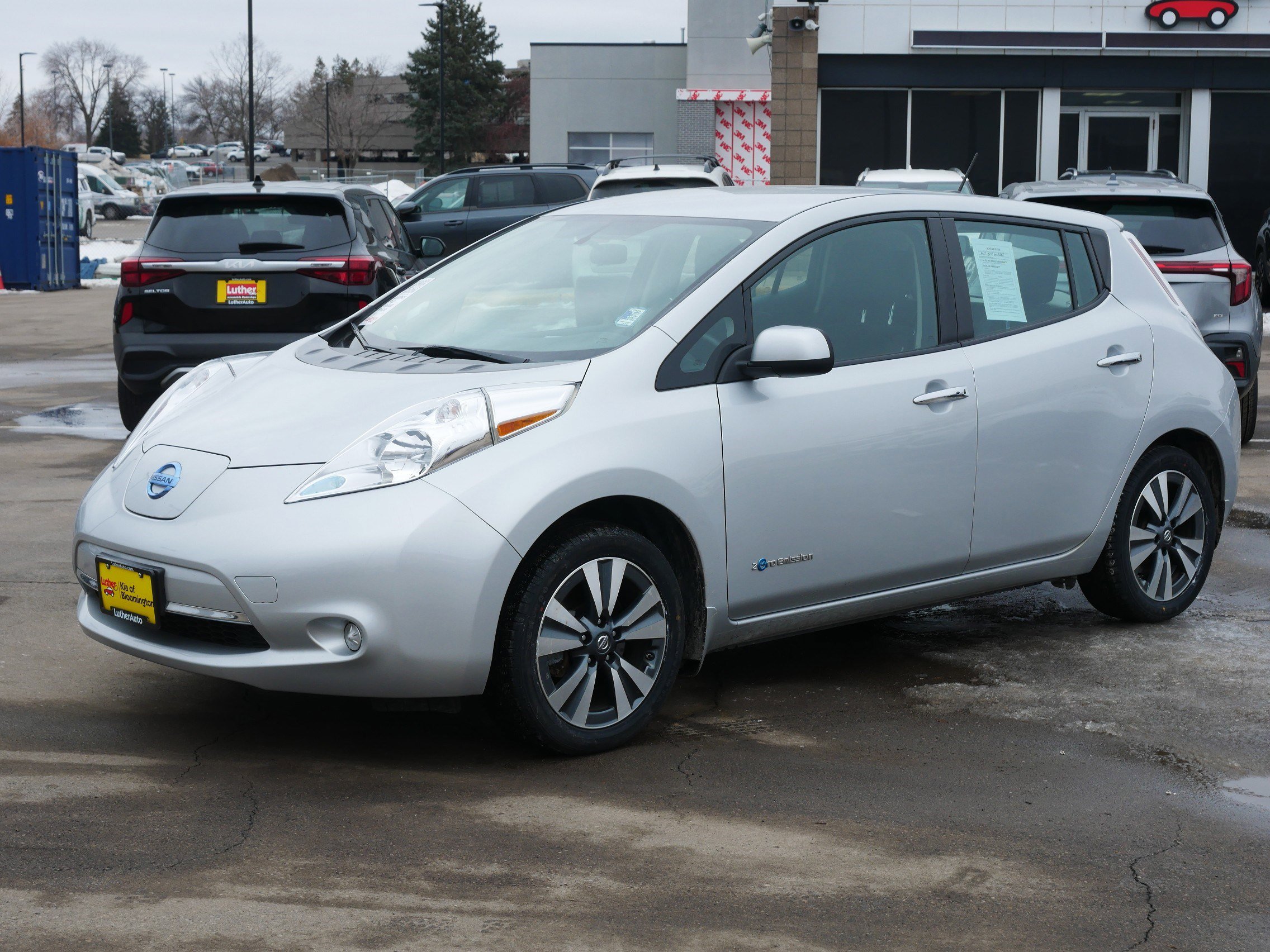 Used 2017 Nissan Leaf SV image 2