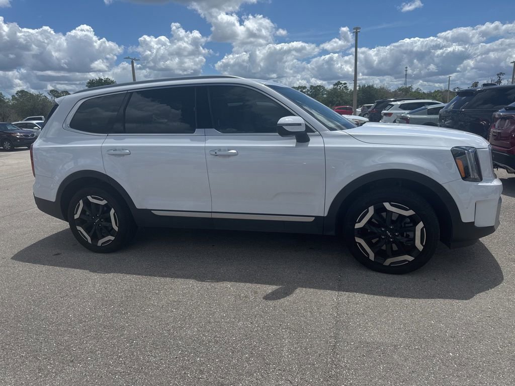 Used 2024 Kia Telluride S image 2