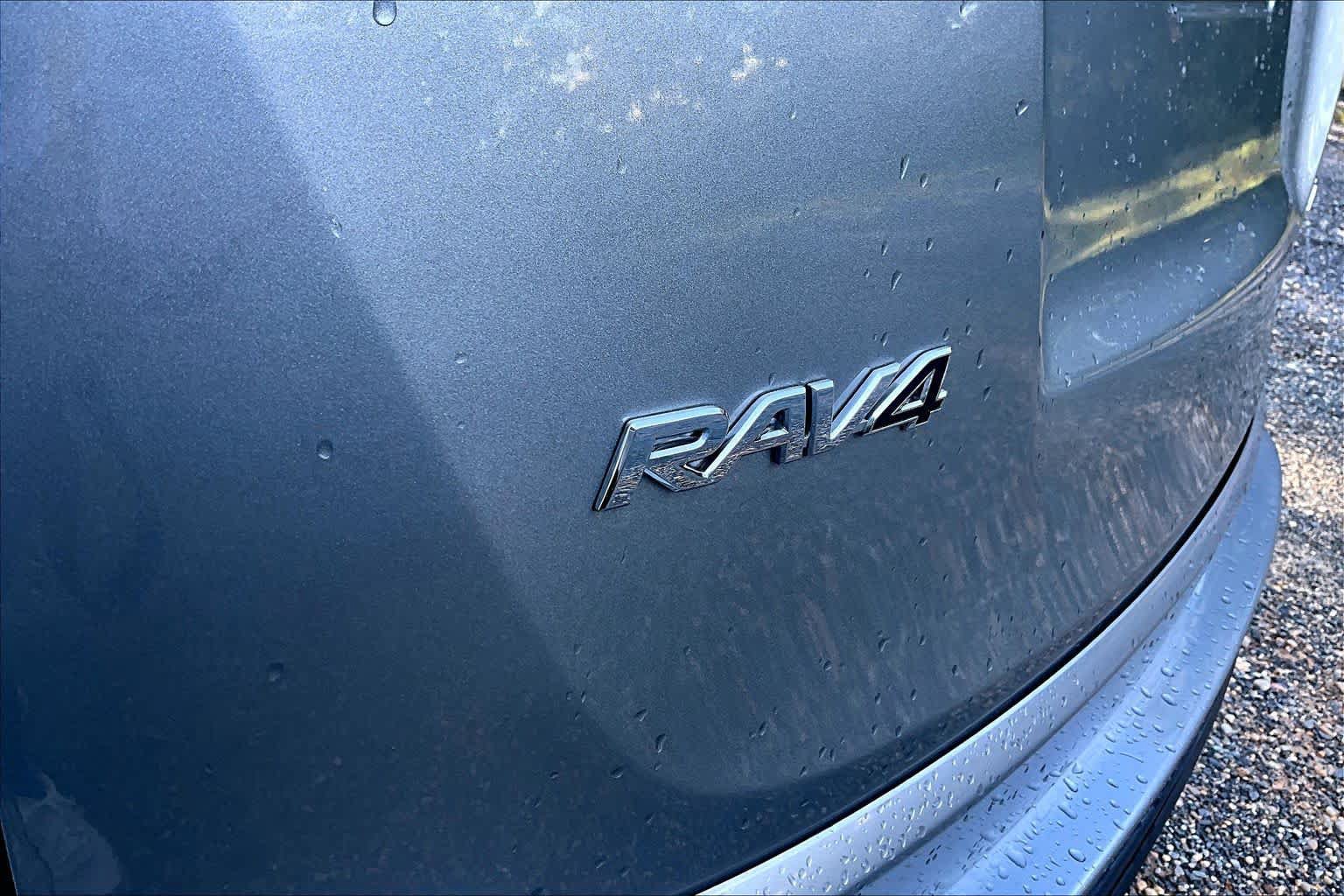 Used 2018 Toyota RAV4 LE FWD image 10