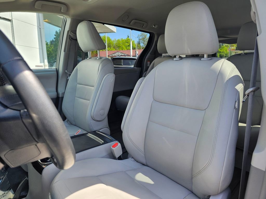 Used 2018 Toyota Sienna XLE w/ XLE Navigation Package AWD/4WD image 21