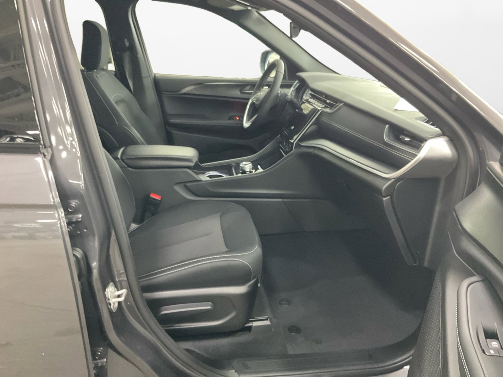 Used 2025 Jeep Grand Cherokee Laredo w/ Luxury Tech Group I image 15