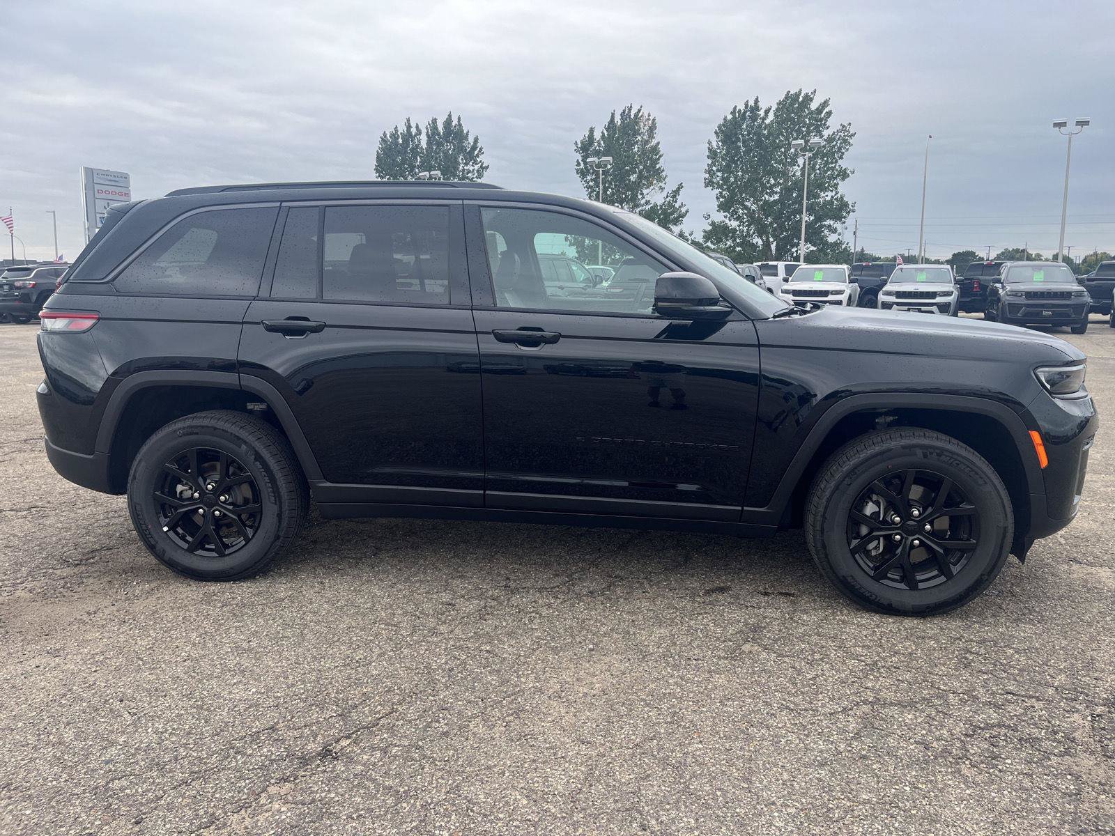 Used 2026 Jeep Grand Cherokee Altitude AWD/4WD image 5
