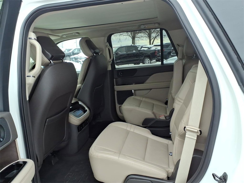Used 2024 Lincoln Navigator Premiere image 8