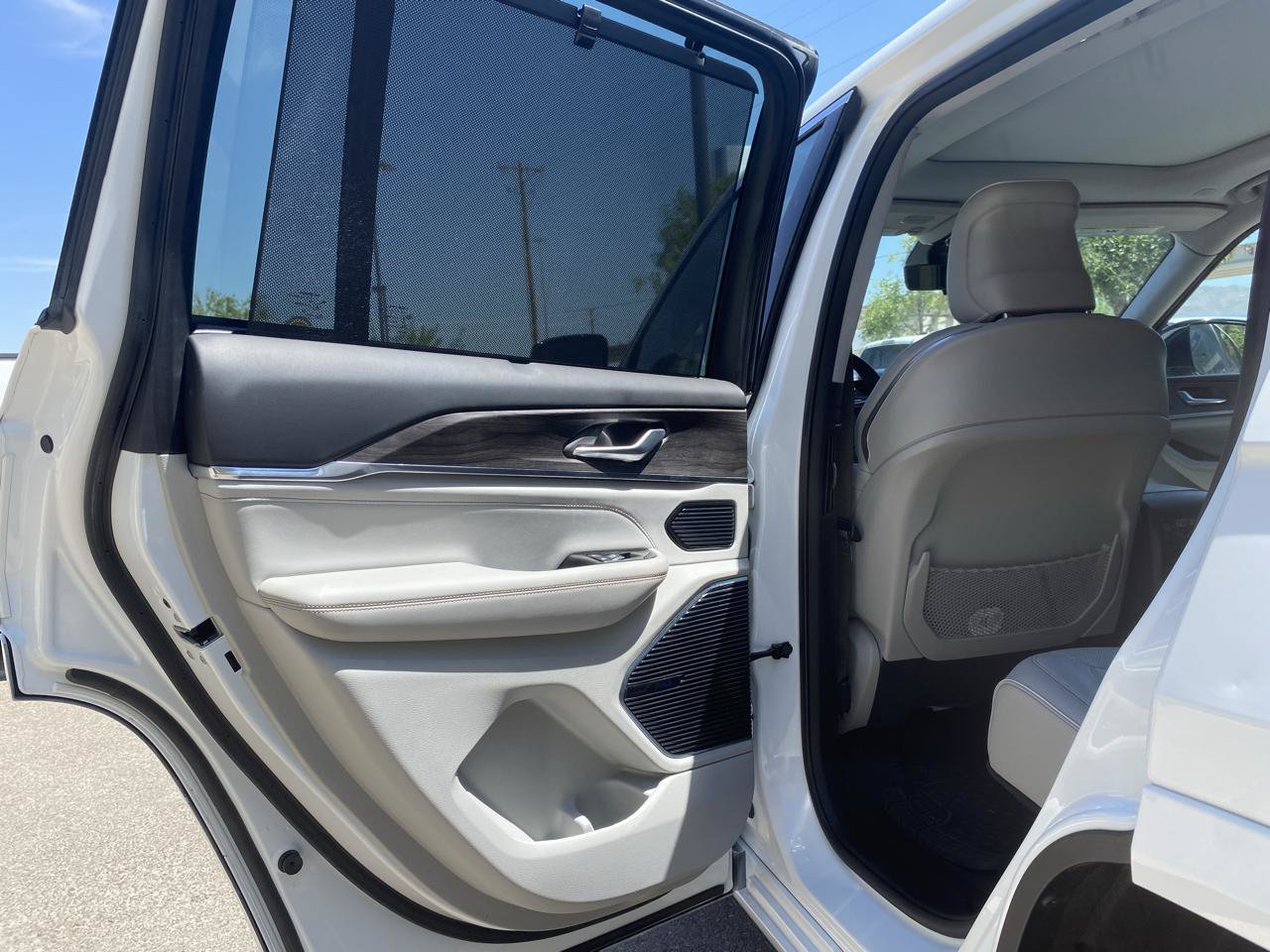 Used 2022 Jeep Grand Cherokee Overland w/ Advanced Protech Group III AWD/4WD image 19