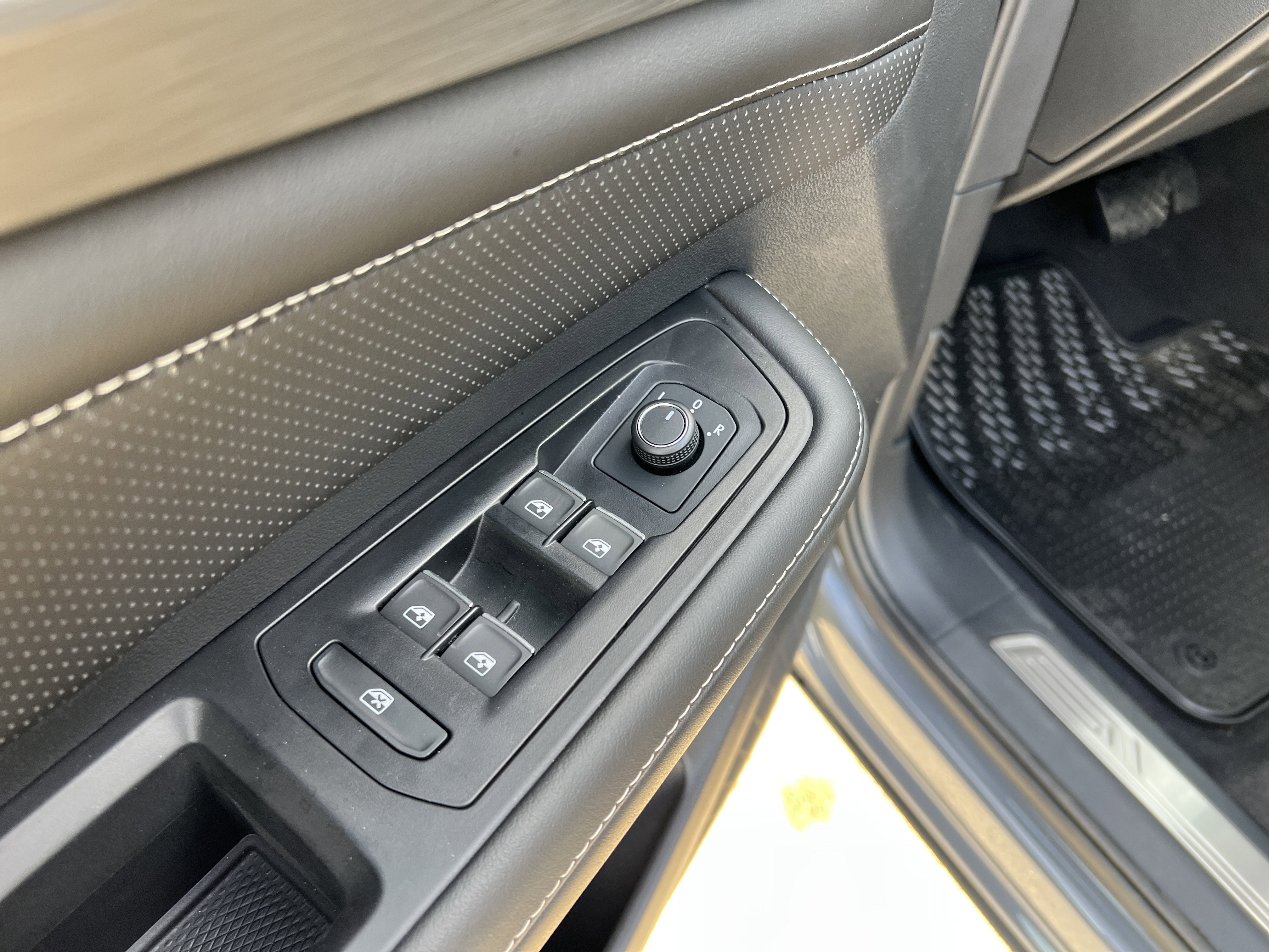 Certified 2025 Volkswagen Atlas Cross Sport SE w/ Panoramic Sunroof Package FWD image 15