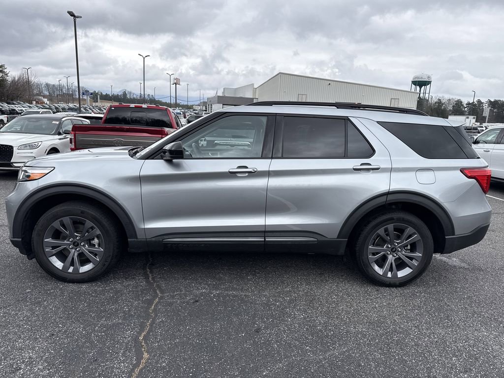 Used 2022 Ford Explorer XLT w/ Equipment Group 202A image 4