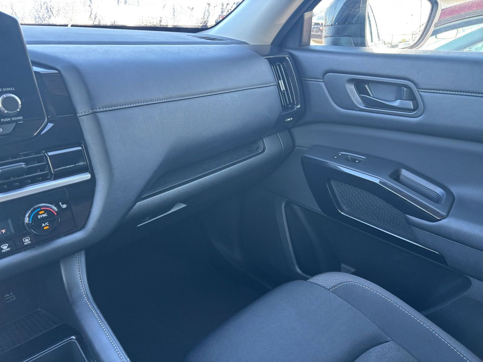Used 2025 Nissan Pathfinder SV image 38