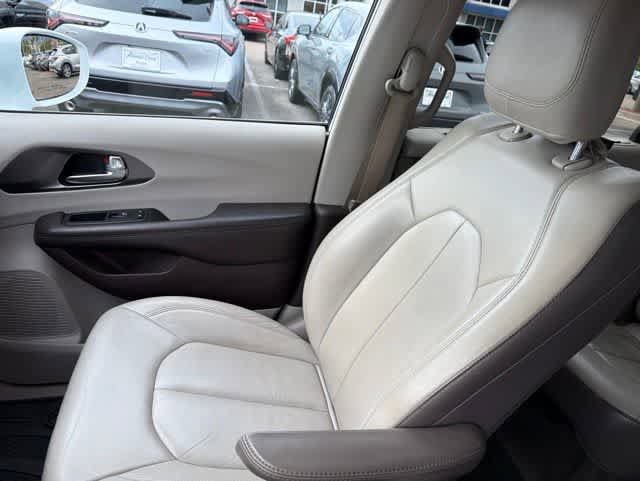 Used 2017 Chrysler Pacifica Touring-L FWD image 16