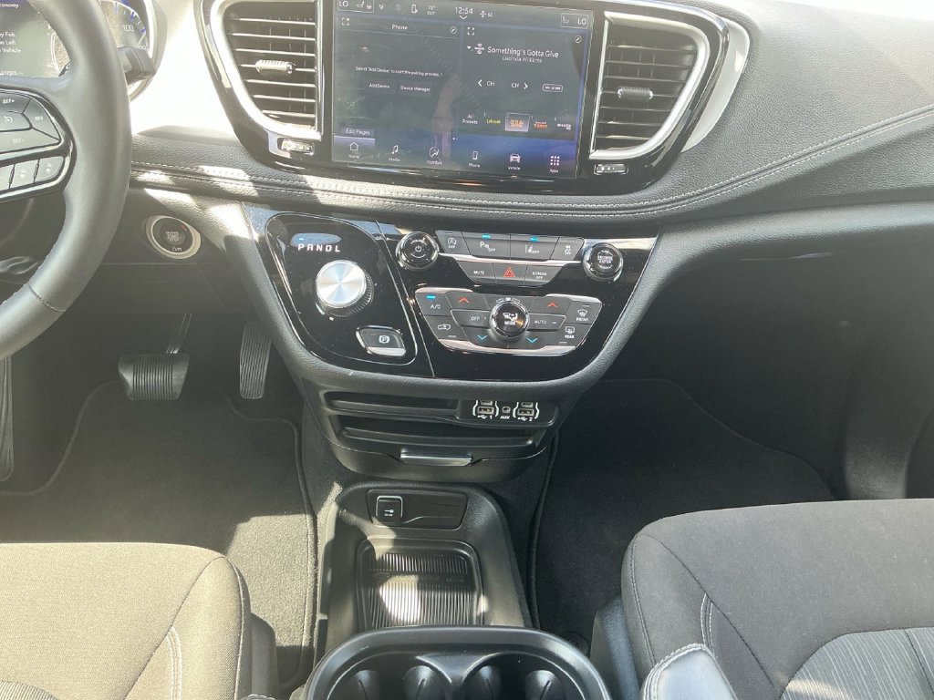 Used 2024 Chrysler Pacifica Touring FWD image 20