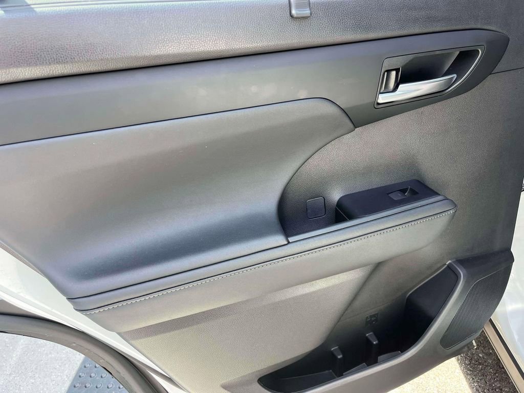 Used 2024 Toyota Highlander XLE AWD/4WD image 15