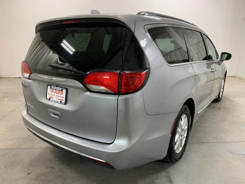 Used 2020 Chrysler Pacifica Touring-L FWD image 9