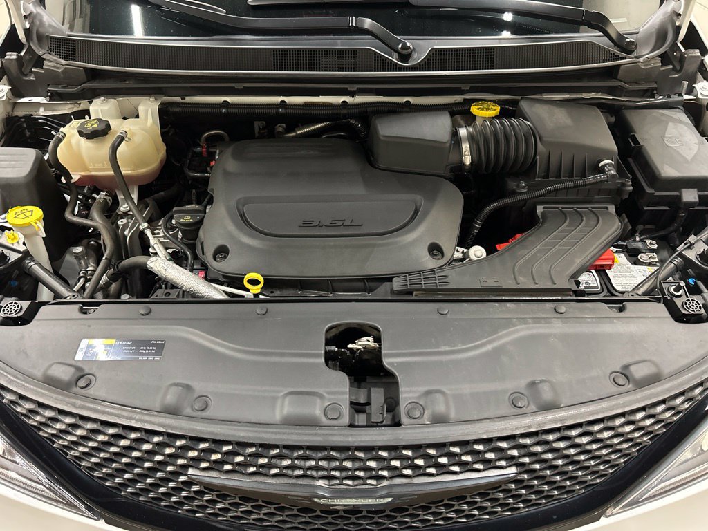 Used 2019 Chrysler Pacifica Touring Plus w/ S Appearance Package FWD image 18