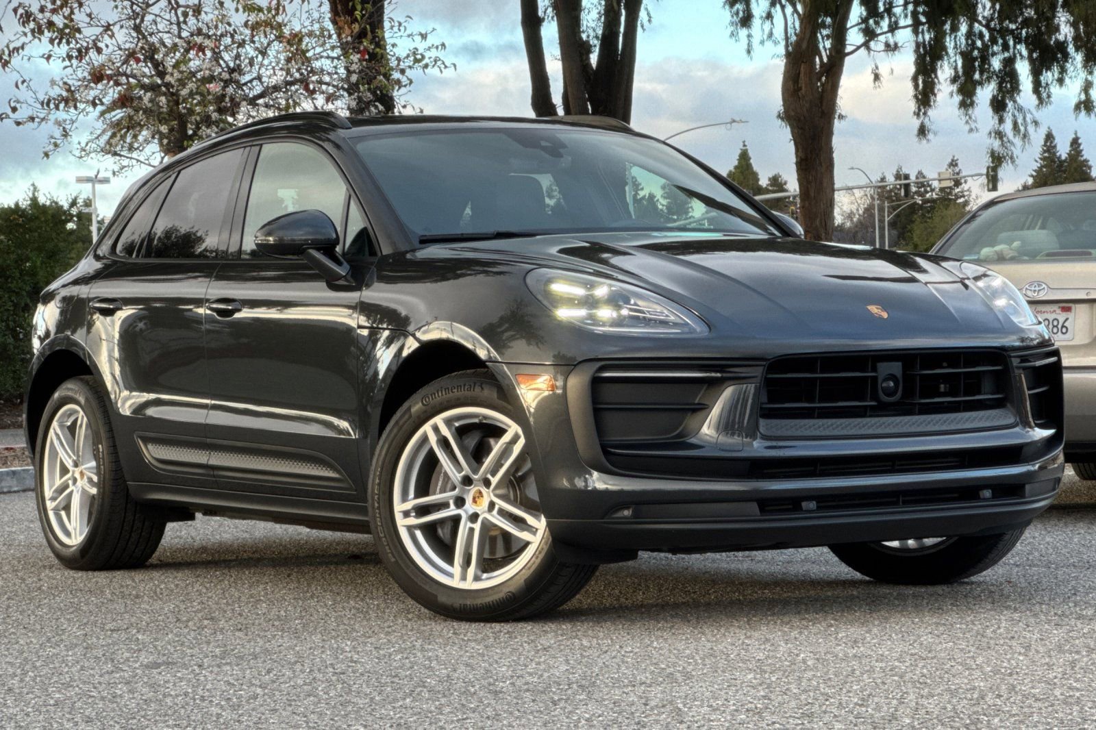 Used 2024 Porsche Macan image 2