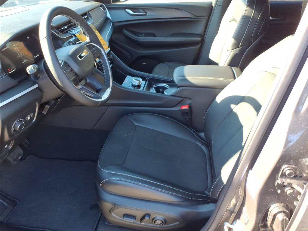 Used 2025 Jeep Grand Cherokee Altitude AWD/4WD image 2