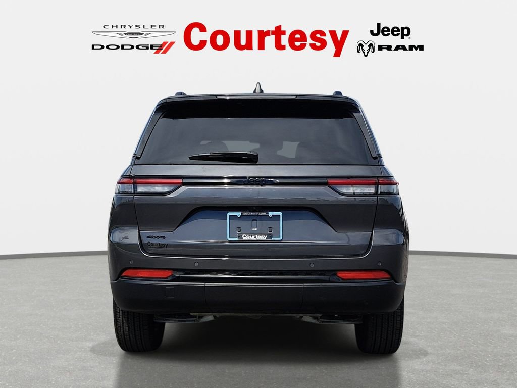Used 2024 Jeep Grand Cherokee Altitude AWD/4WD image 6