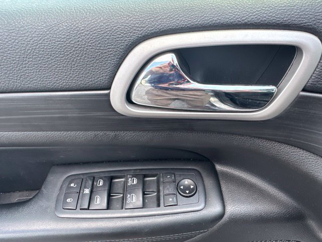 Used 2020 Jeep Grand Cherokee Altitude AWD/4WD image 34