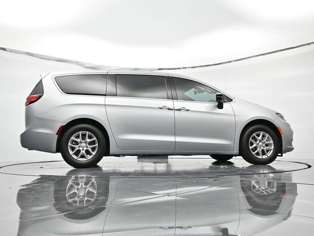 New 2026 Chrysler Pacifica Select FWD image 36