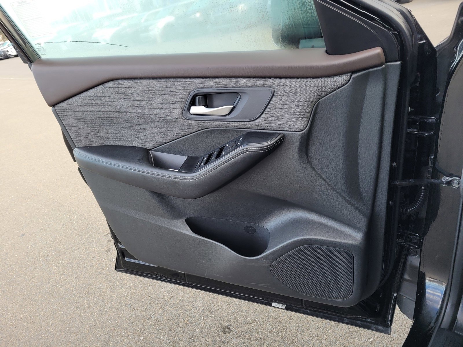 Used 2023 Nissan Rogue SV image 16