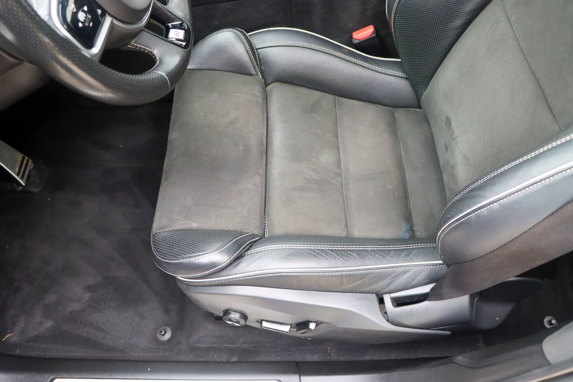 Used 2018 Volvo XC60 T5 R-Design w/ Convenience Package AWD/4WD image 16