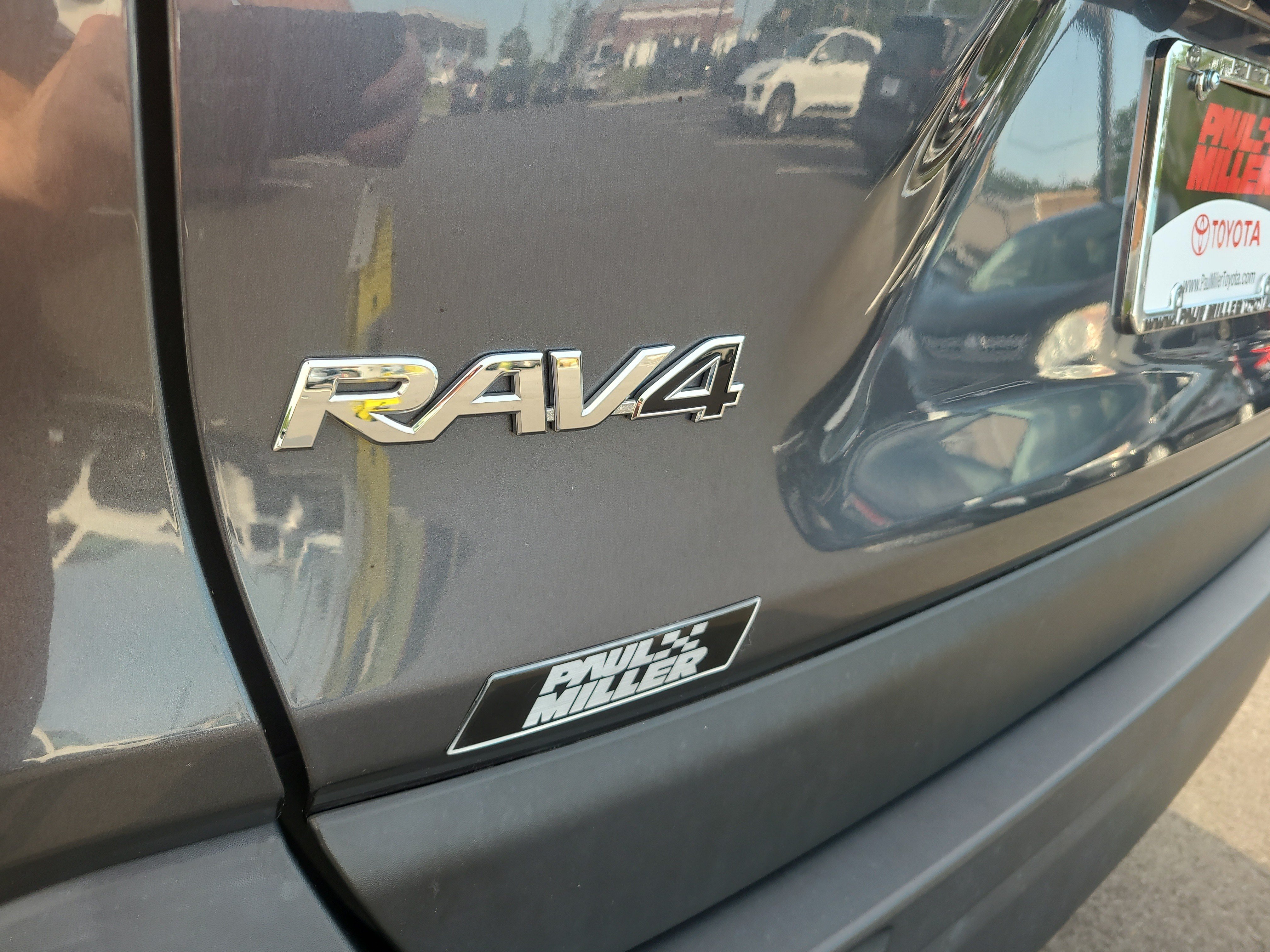 Certified 2022 Toyota RAV4 LE AWD/4WD image 28