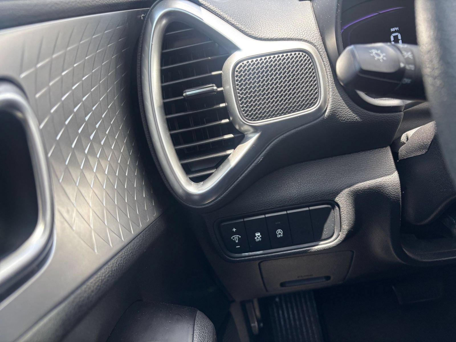 Used 2025 Kia Soul LX w/ LX Technology Package FWD image 32