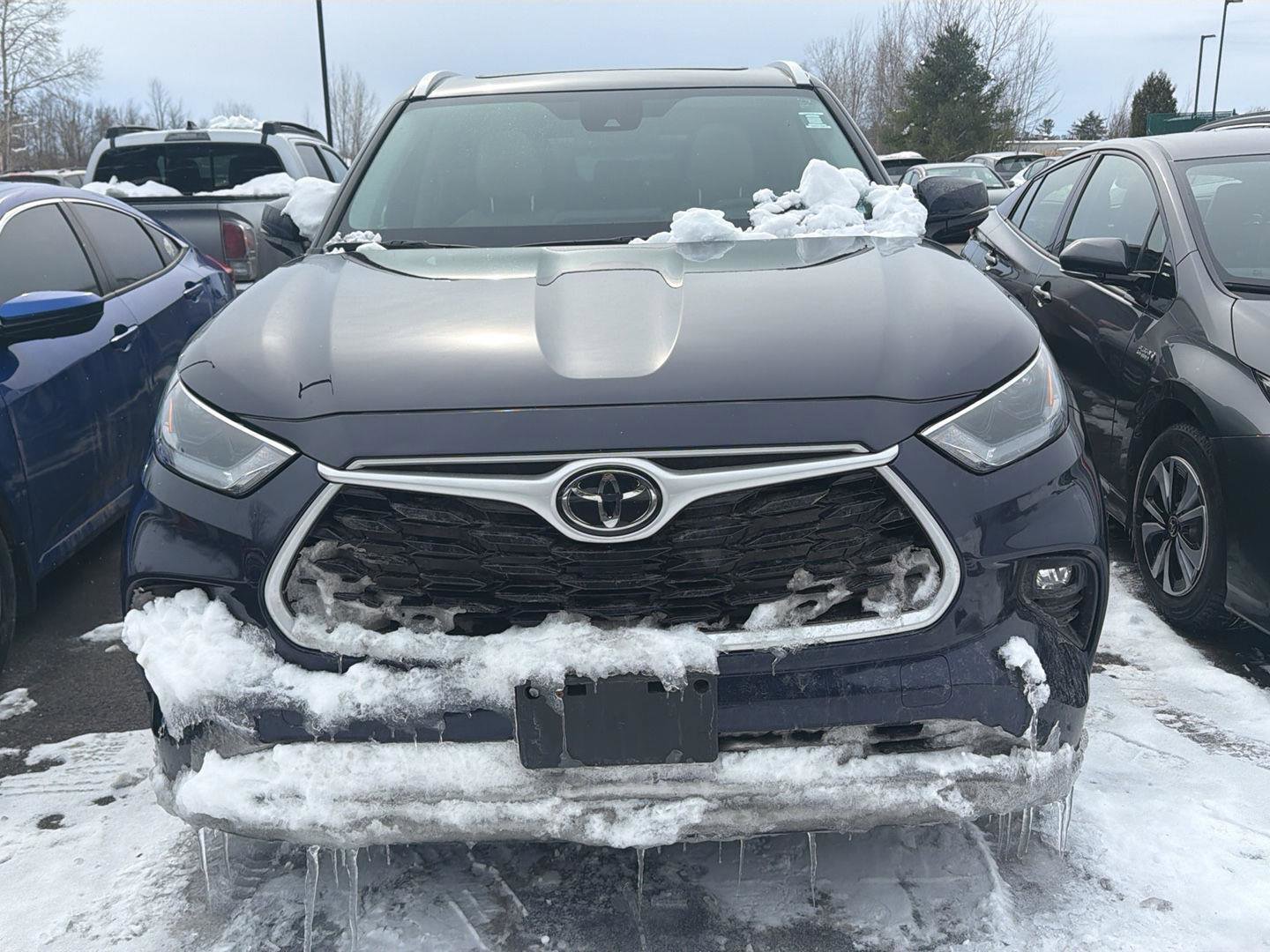 Used 2022 Toyota Highlander XLE image 2