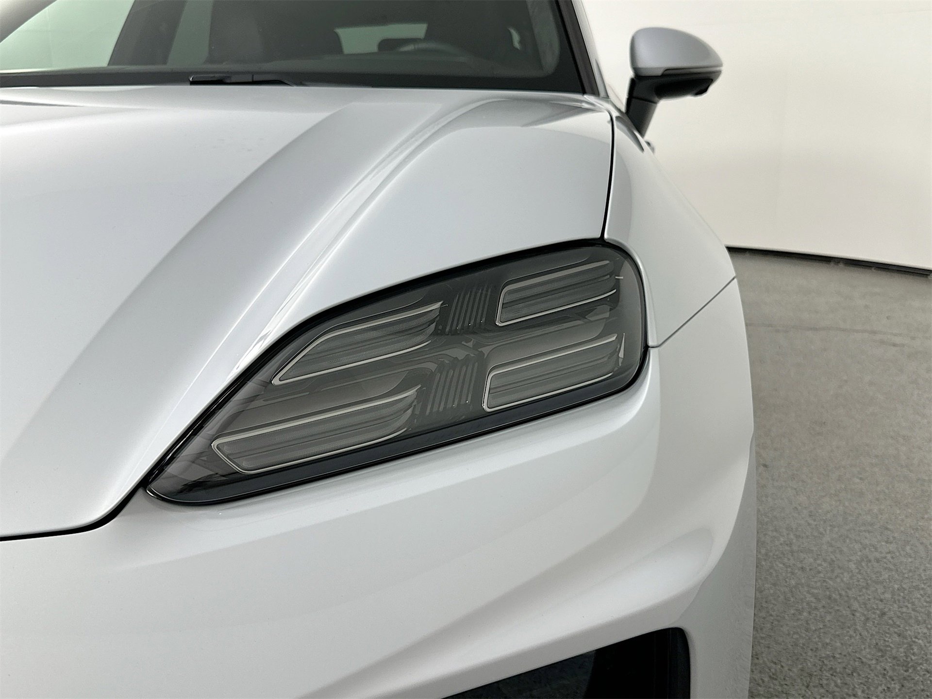 Certified 2025 Porsche Macan Turbo Electric image 15