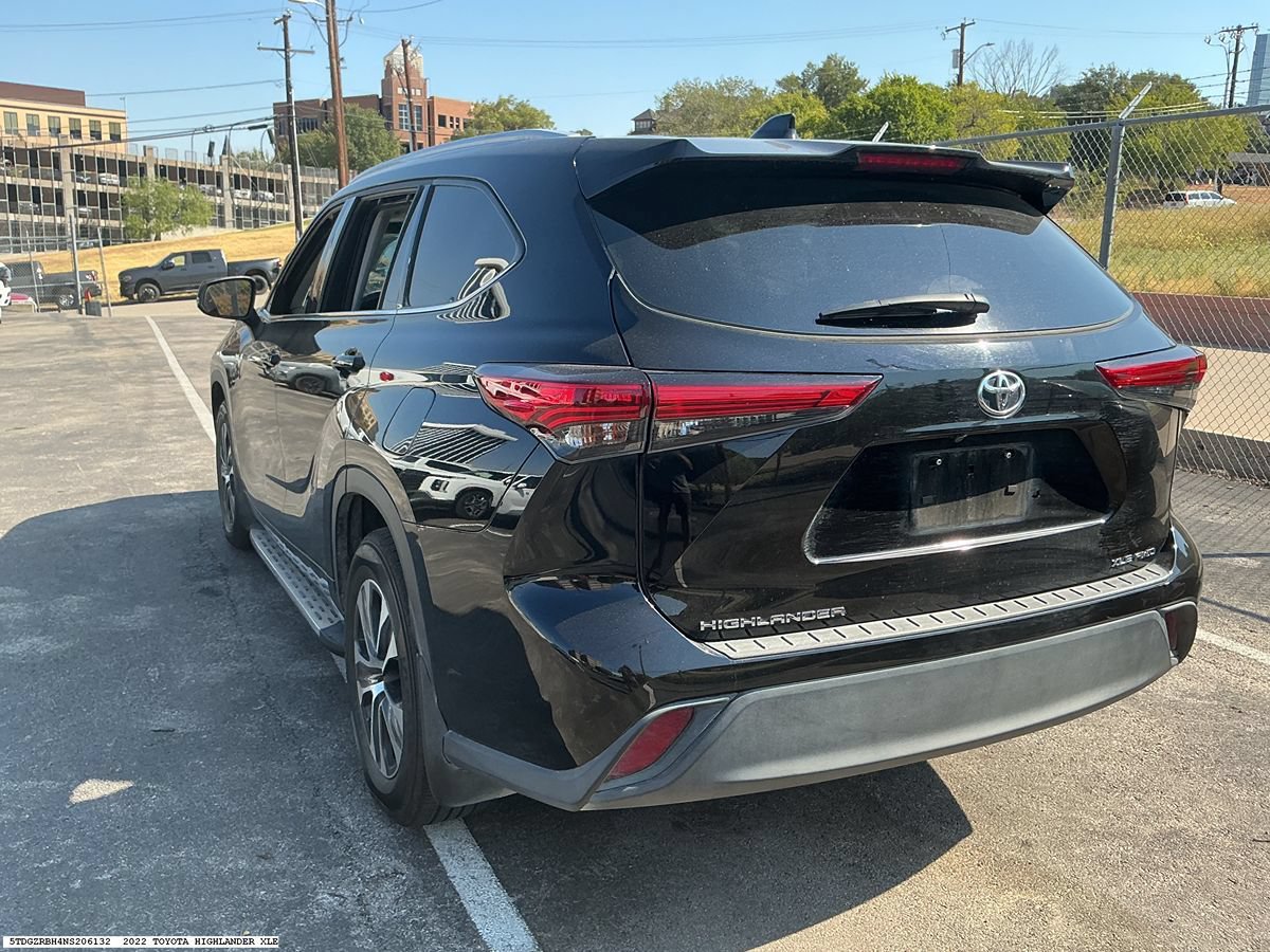 Used 2022 Toyota Highlander XLE AWD/4WD image 6