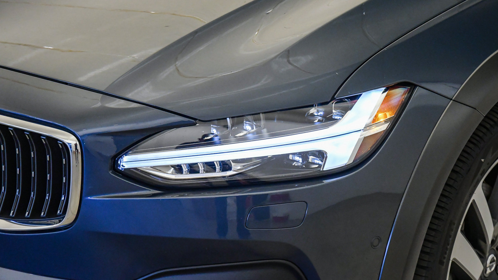 Certified 2025 Volvo V90 B6 Cross Country Plus AWD/4WD image 9