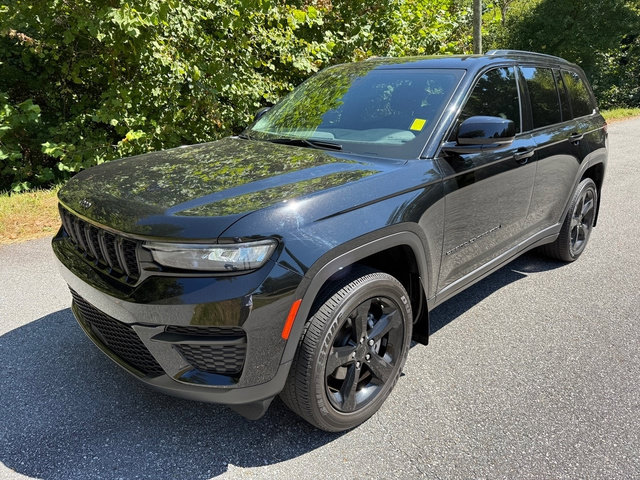 Used 2024 Jeep Grand Cherokee Altitude AWD/4WD image 2