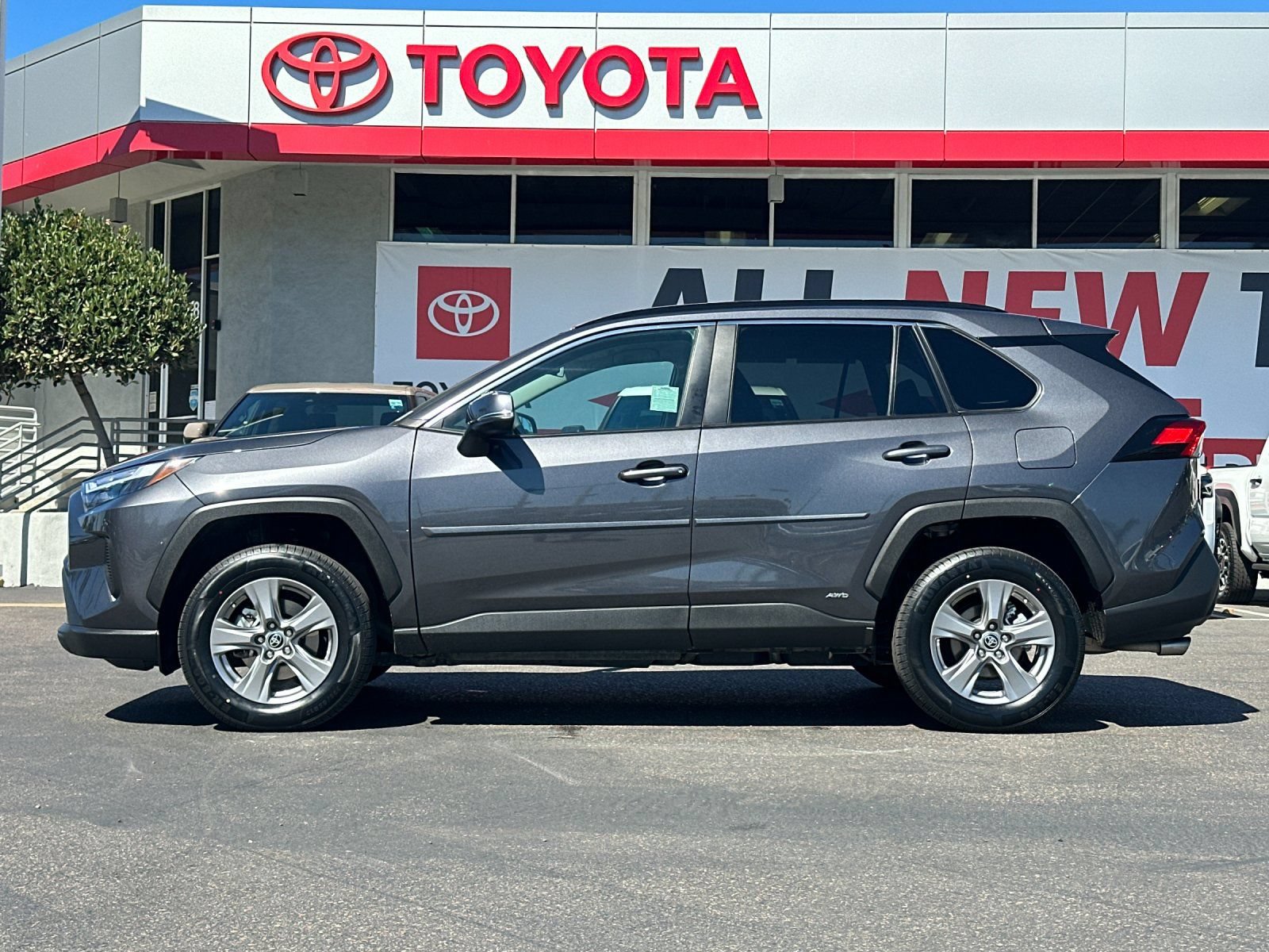 Used 2024 Toyota RAV4 LE AWD/4WD image 2