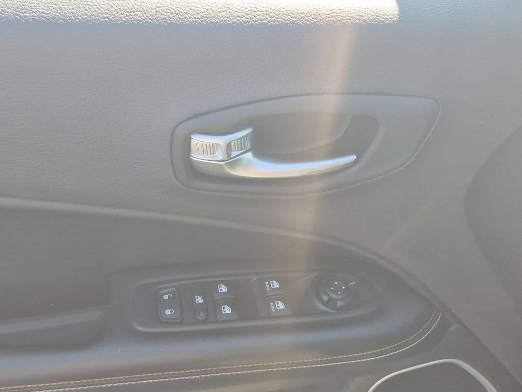 Used 2018 Jeep Compass Latitude w/ Popular Equipment Group FWD image 11