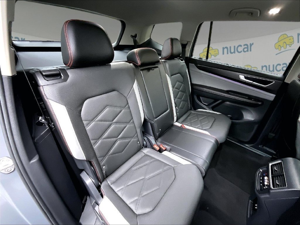 Used 2025 Volkswagen Atlas Peak Edition SE AWD/4WD image 16