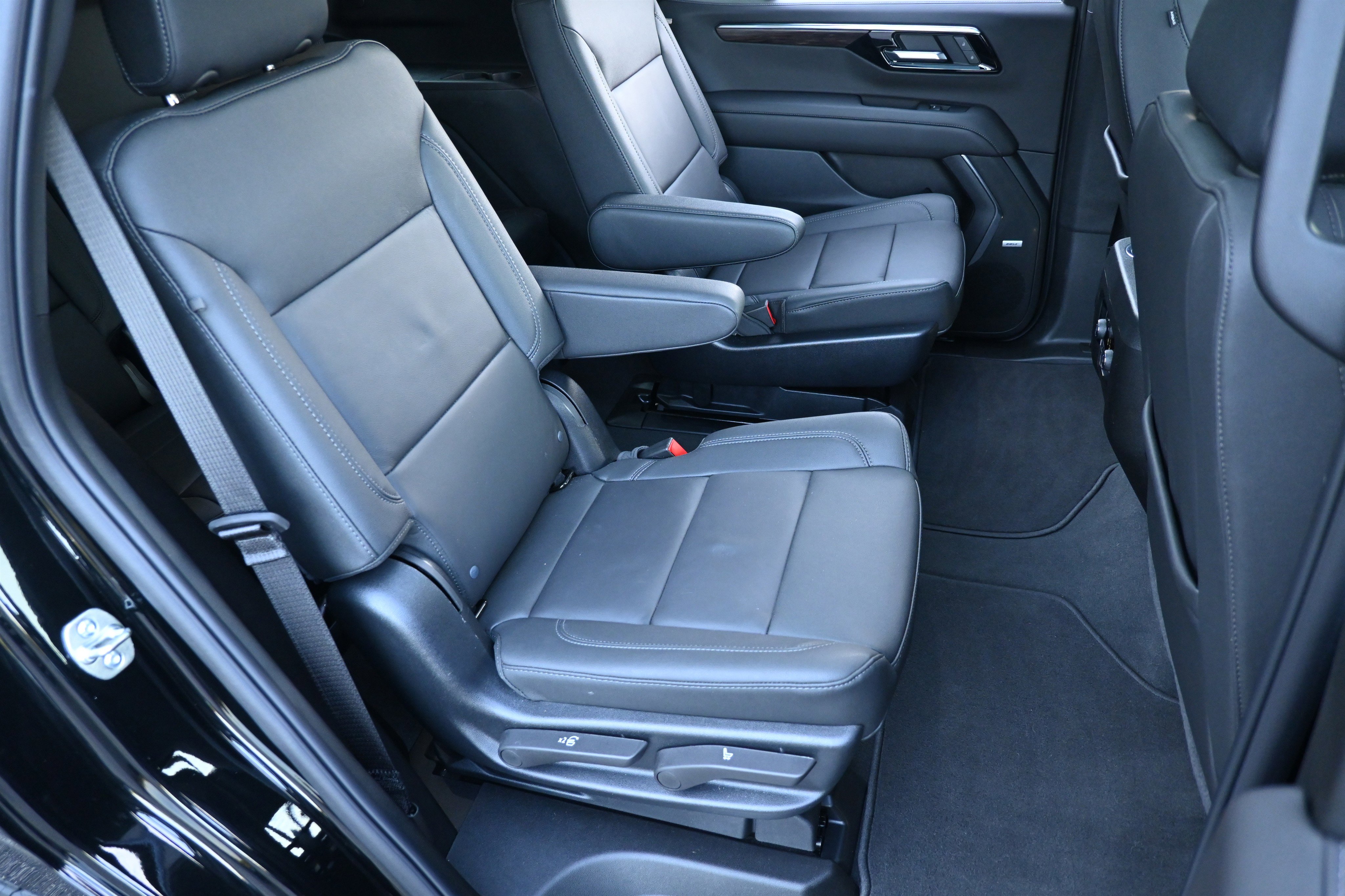Used 2025 Chevrolet Tahoe Z71 w/ Comfort Package image 22