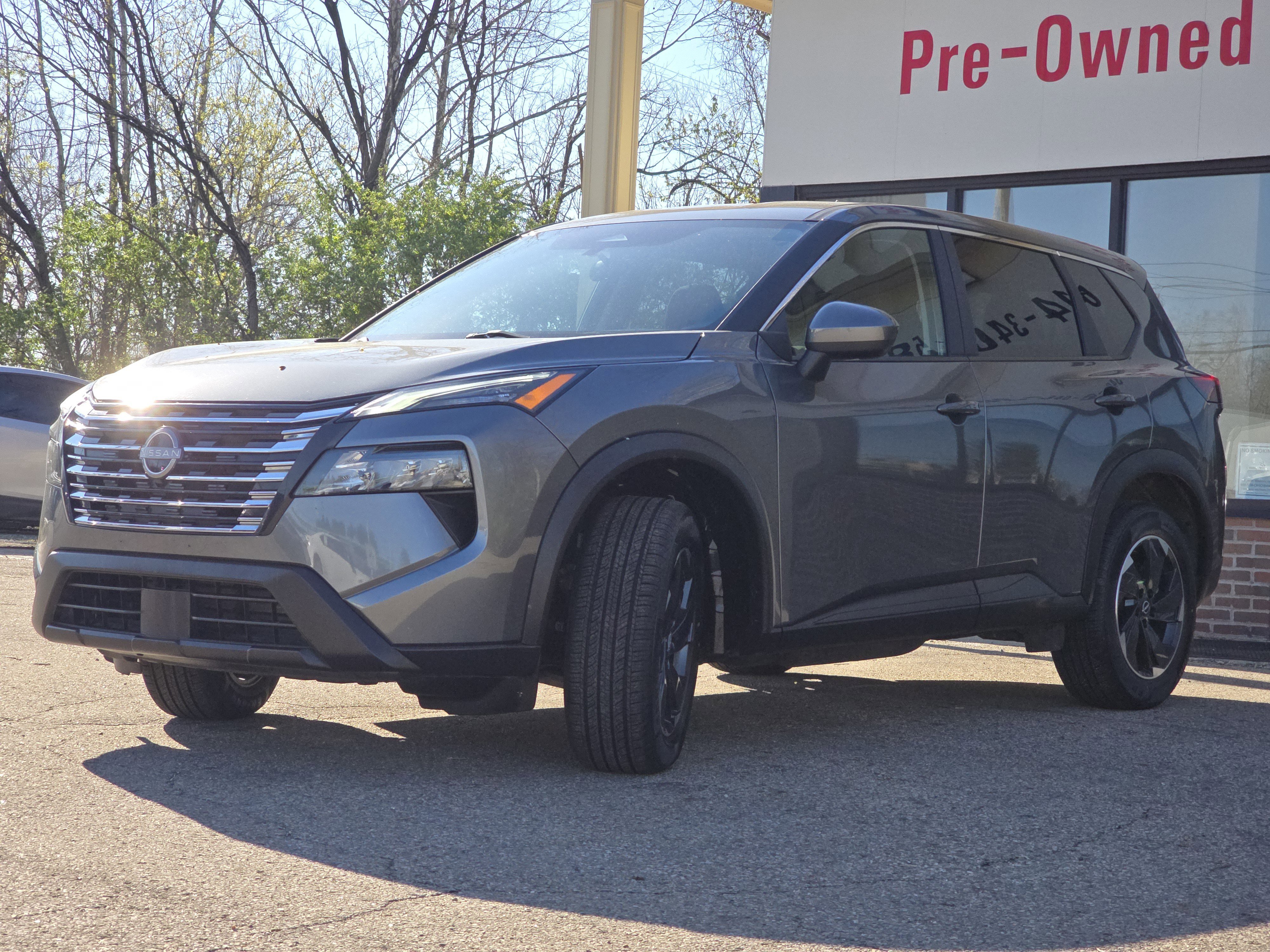 Used 2024 Nissan Rogue SV image 3