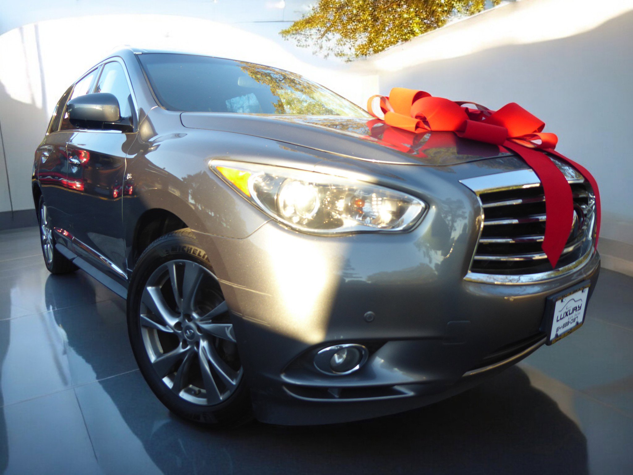 Used 2015 INFINITI QX60 AWD w/ Deluxe Touring Package image 2