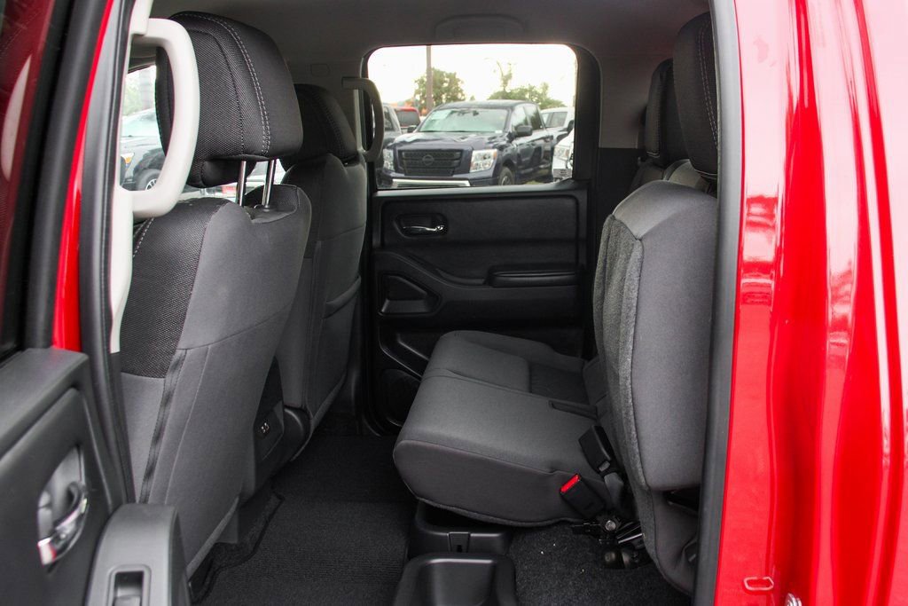 Used 2025 Nissan Frontier SV image 30