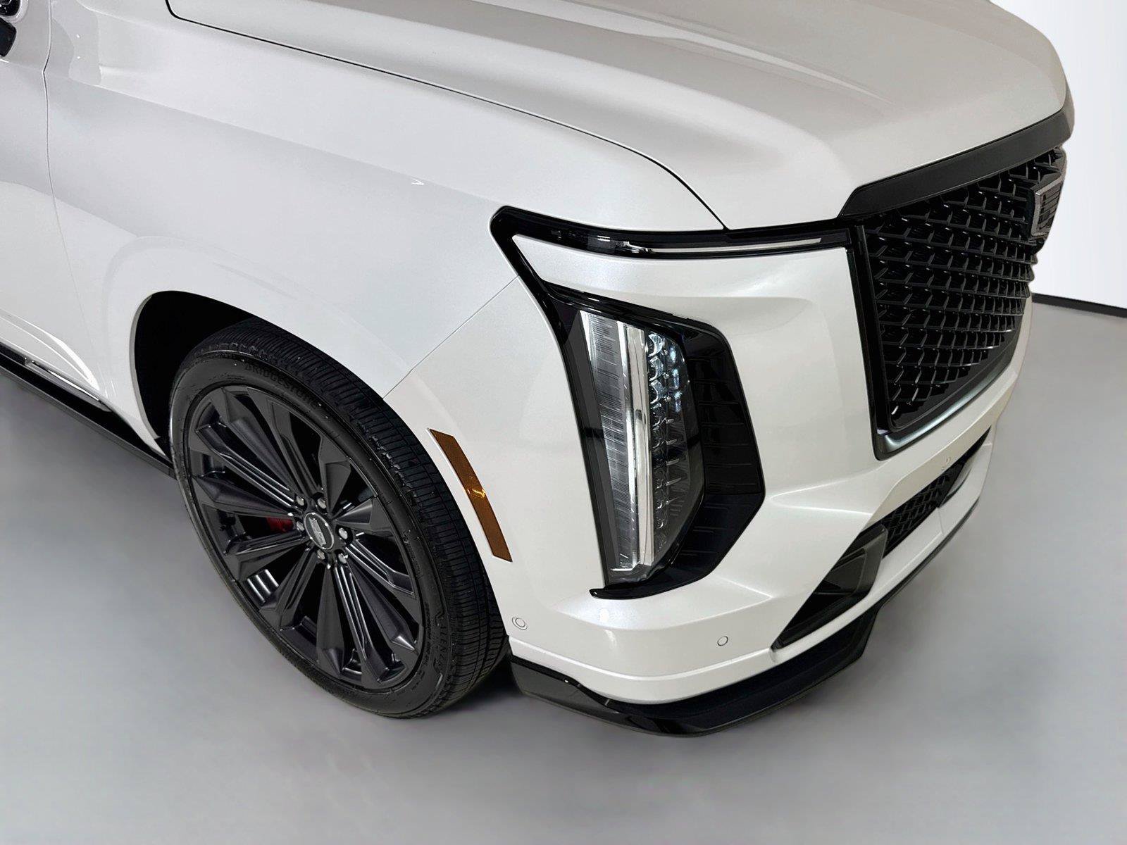Used 2025 Cadillac Escalade ESV V AWD/4WD image 38