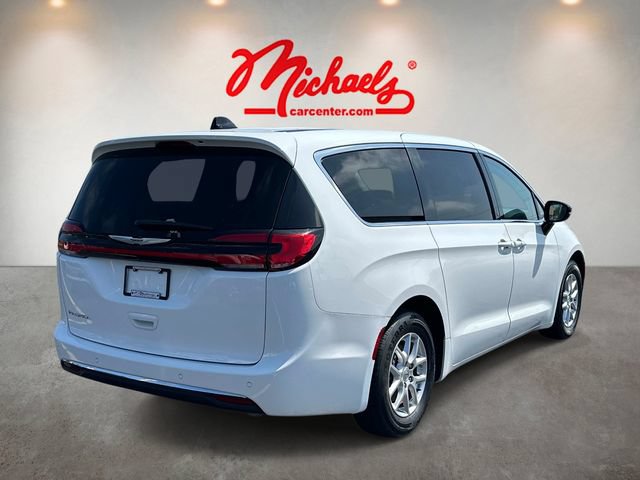 Used 2024 Chrysler Pacifica Touring-L FWD image 3