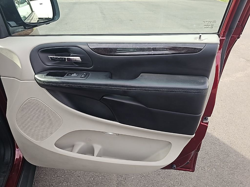 Used 2016 Dodge Grand Caravan American Value Package w/ UConnect Hands-Free Group image 39
