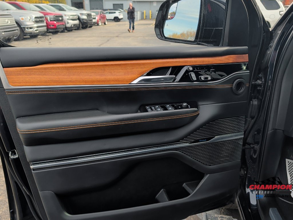 Used 2022 Jeep Grand Wagoneer Series III w/ Rear-Seat Entertainment Group AWD/4WD image 13