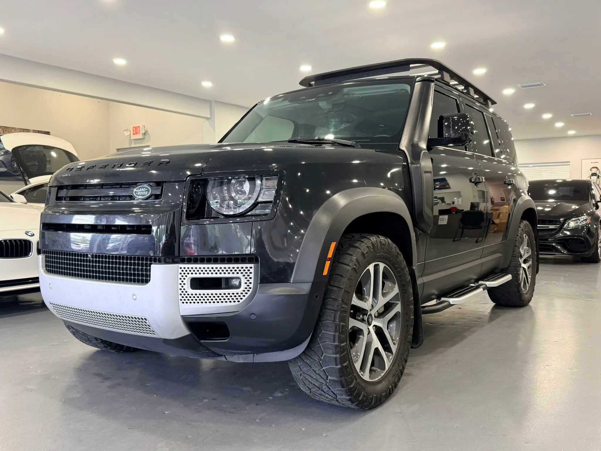 Used 2023 Land Rover Defender 110 SE AWD/4WD image 3