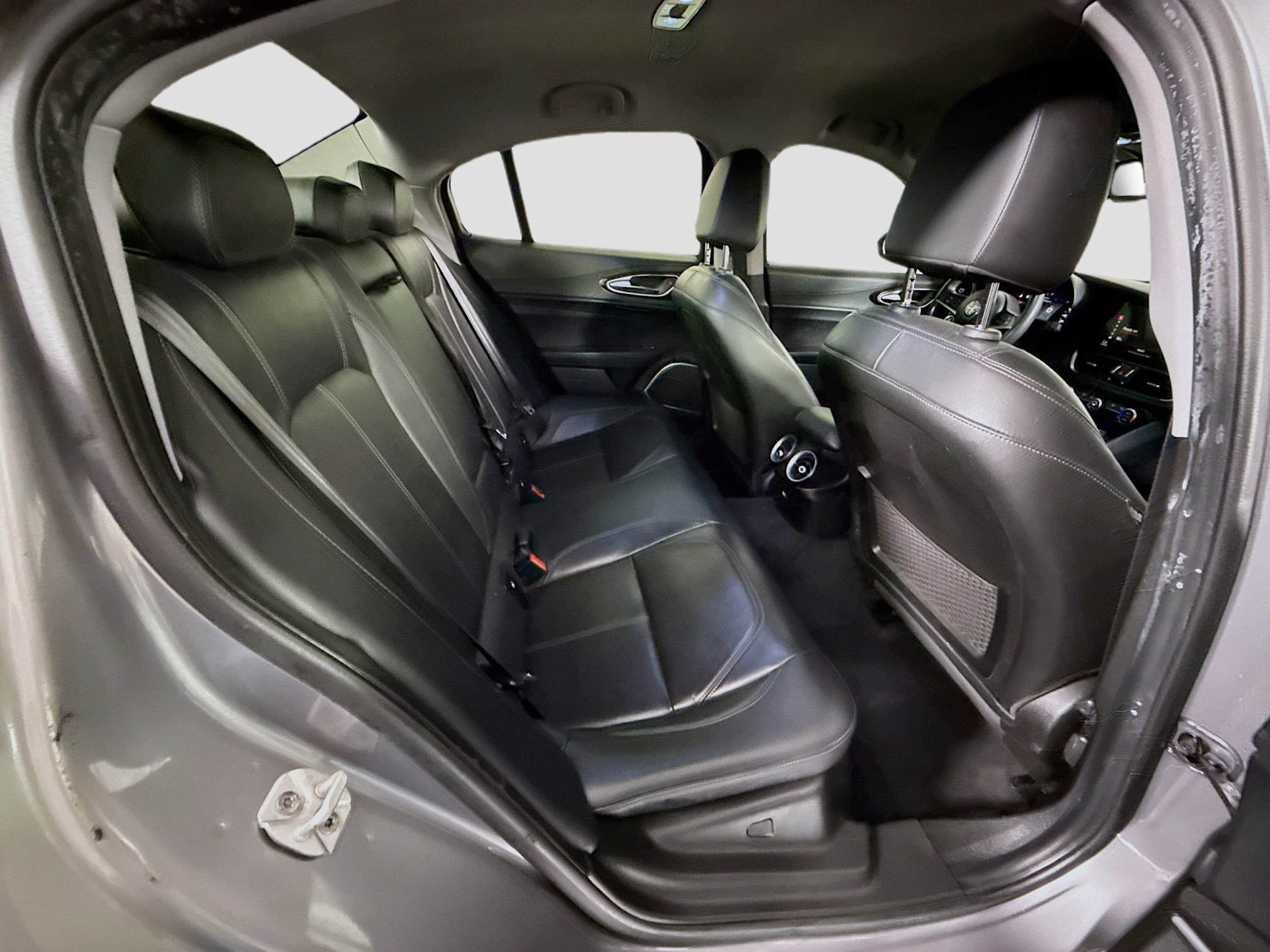 Used 2019 Alfa Romeo Giulia Base image 27