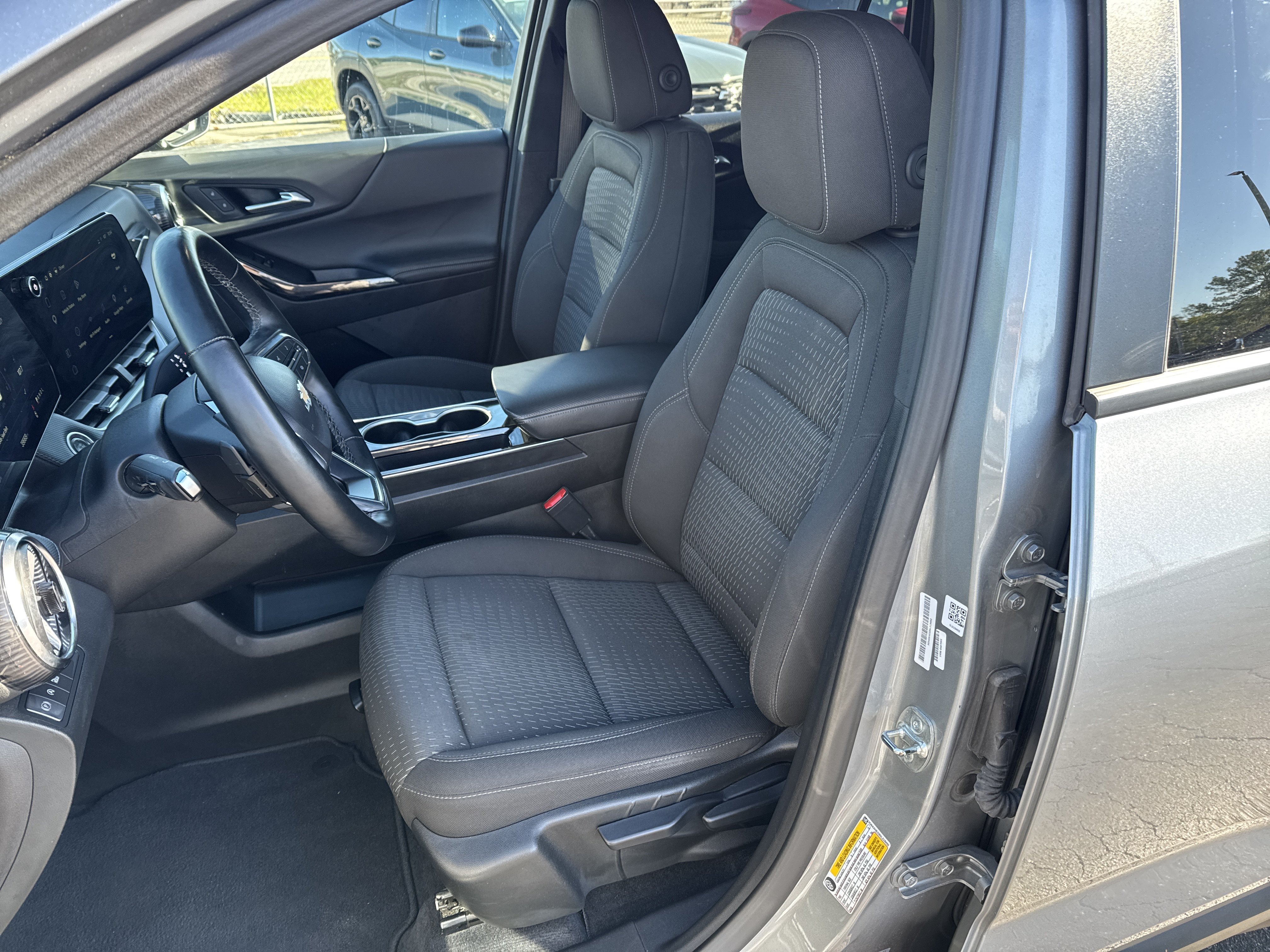 Used 2025 Chevrolet Equinox LT FWD image 23