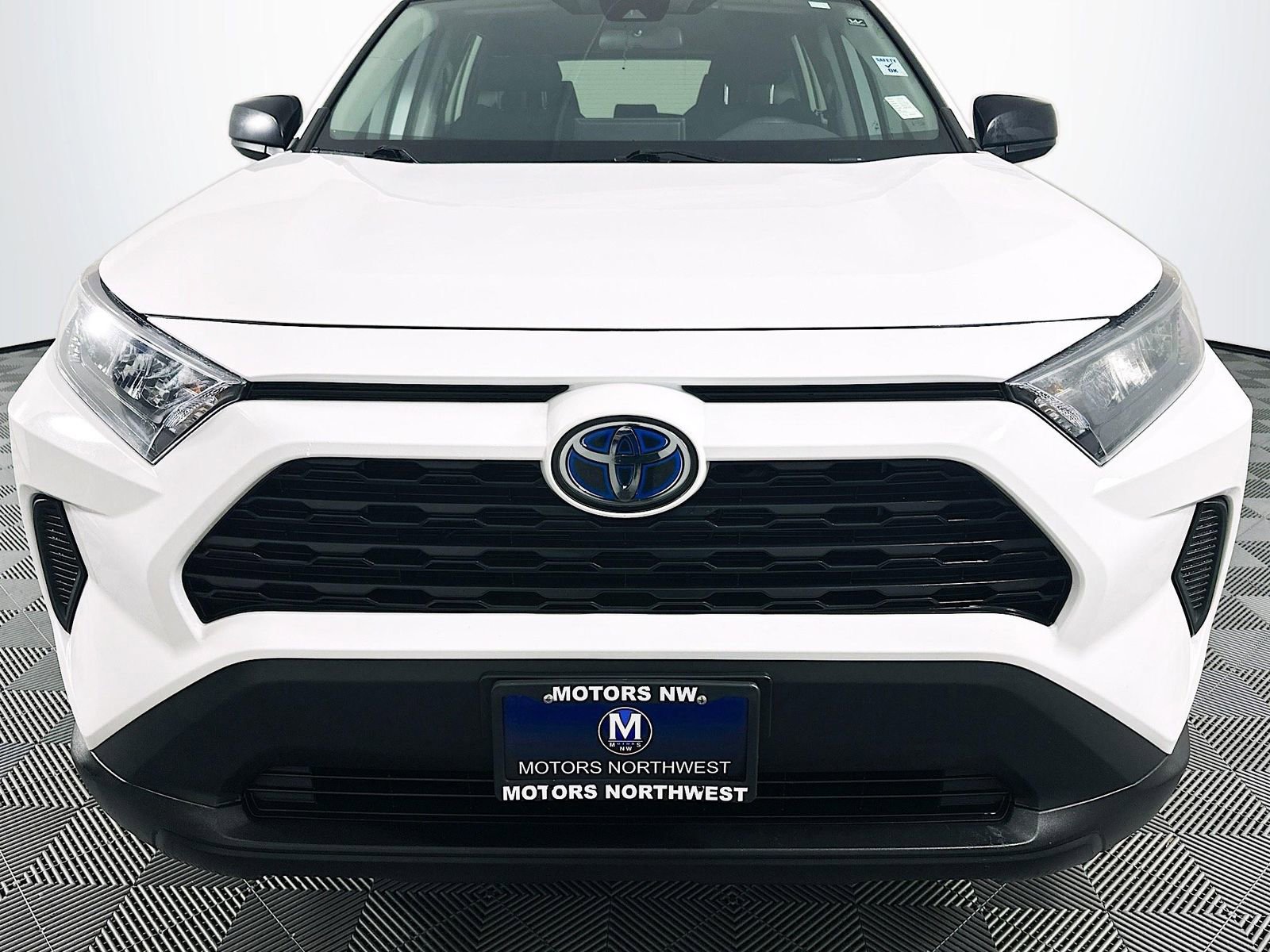Used 2021 Toyota RAV4 LE AWD/4WD image 2