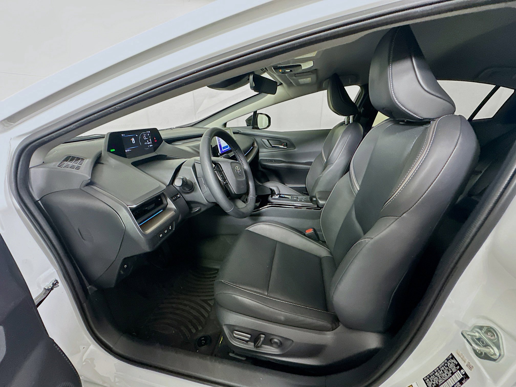 Used 2024 Toyota Prius XLE FWD image 13