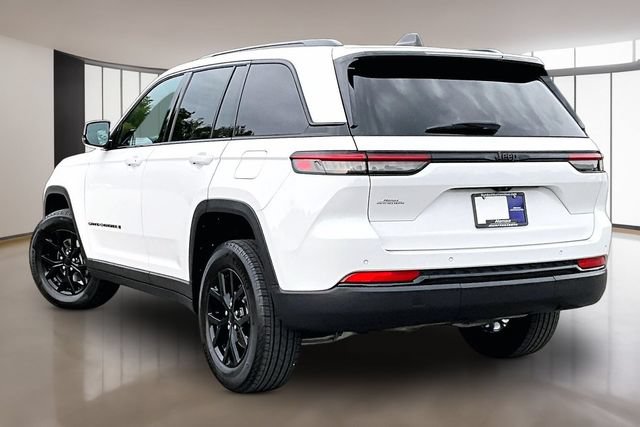 Used 2025 Jeep Grand Cherokee Altitude RWD image 4